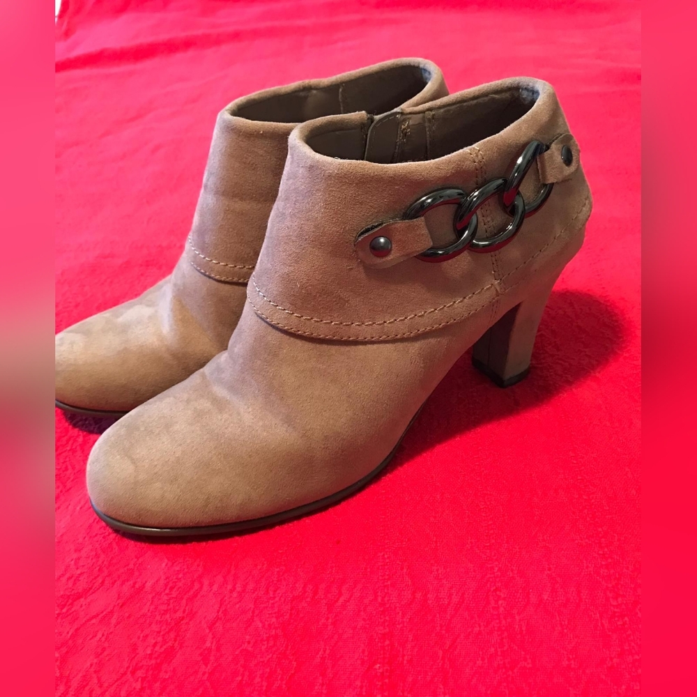 A2 Women's Tan Suede Ankle Boots Zize 8